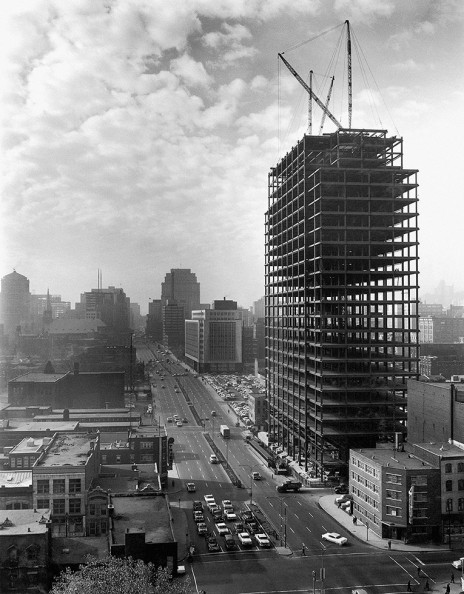 Siège social d'Hydro-Québec en construction et vue panoramique du boulevard René-Lesvesque O (1962).