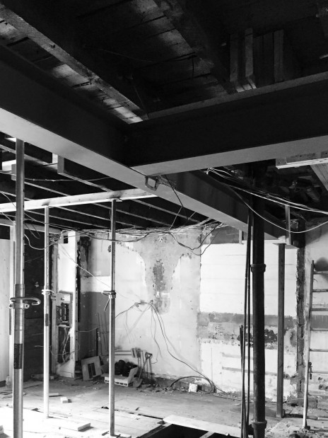 Réaménagement d'un Triplex sur la rue Cartier à Montréal avec les architectes Pelletier de Fontenay. Structure en acier apparente en chantier. Exposed steel structure for the renovation of a Triplex in Montreal.