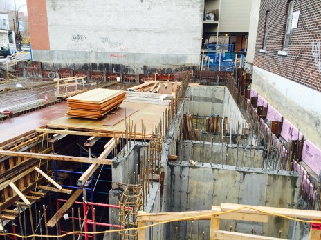 Contreforts en béton armé pour le projet DUC 2, Montréal. Reinforced concrete buttresses.